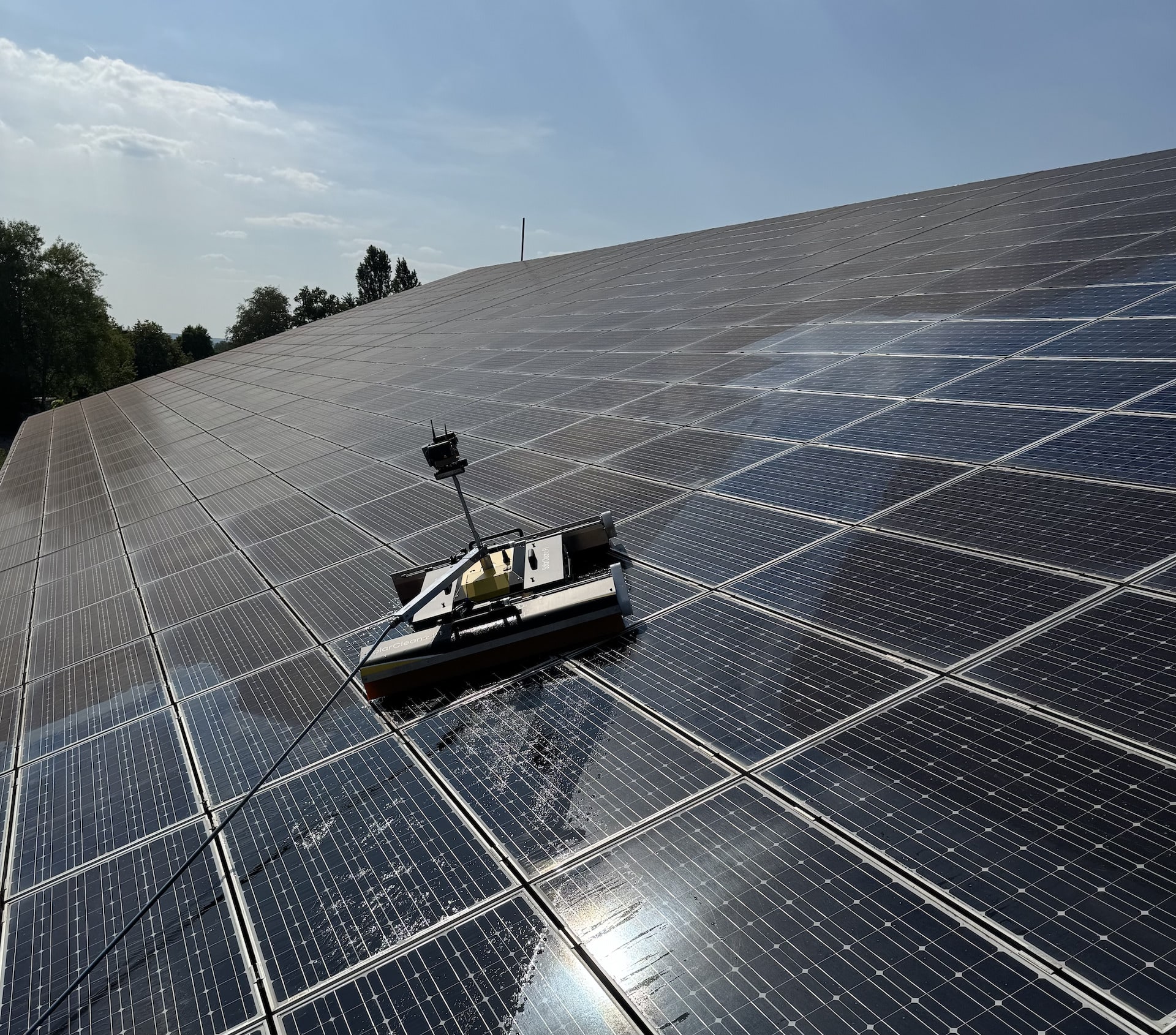 DRONEWORKS erweitert PV-Reinigung mit dem High-Tech-Roboter SolarCleano F1